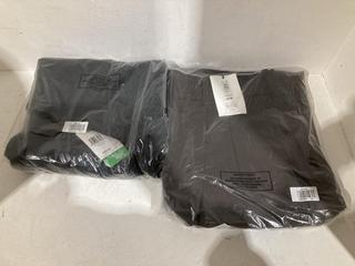 Lot 1137  
            Birmingham SR107 - Parcel Delivery Only 

                
2 X ITEMS TO INCLUDE JOHN LEWIS AND PARTNERS WIDE LEG TROUSERS