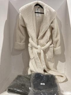 Lot 1140  
            Birmingham SR107 - Parcel Delivery Only 

                
2 X ITEMS TO INCLUDE JOHN LEWIS AND PARTNERS WINTER JACKET