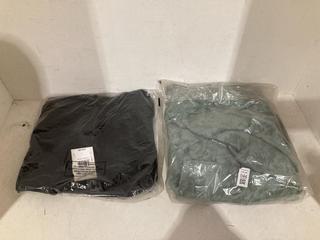 Lot 1144  
            Birmingham SR107 - Parcel Delivery Only 

                
2 X ITEMS TO INCLUDE YAS YASMIRI 3/4 DRESS