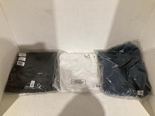 Lot 1148  
            Birmingham SR107 - Parcel Delivery Only 

                
3 X ITEMS TO INCLUDE JOHN LEWIS AND PARTNERS WHITE T SHIRT