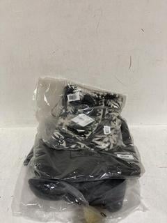 Lot 1152  
            Birmingham SR107 - Parcel Delivery Only 

                
3 X ITEMS TO INCLUDE JOHN LEWIS AND PARTNERS MAXI HALTER DRESS