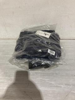 Lot 1168  
            Birmingham SR107 - Parcel Delivery Only 

                
3 X JOHN LEWIS & PARTNERS ITEMS TO INCLUDE DARK BLUE MENS TROUSERS SIZE 30R