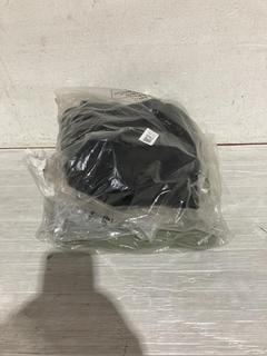 Lot 1197  
            Birmingham SR107 - Parcel Delivery Only 

                
3X ITEMS TO INLCUDE BARBOUR TOP WITH ZIP (SIZE 16)