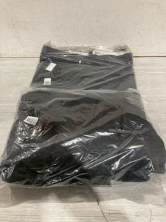 Lot 1200  
            Birmingham SR107 - Parcel Delivery Only 

                
2X ITEMS TO INCLUDE NORTHFACE BOMBER JACKET (SIZE S)