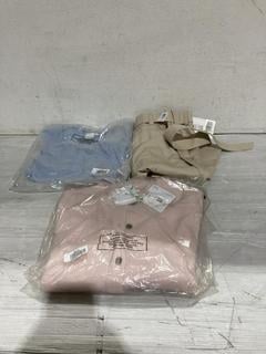 Lot 1202  
            Birmingham SR107 - Parcel Delivery Only 

                
3X ITEMS TO INLCUDE JOHN LEWIS & PARTNERS WIDE CUT TROUSERS