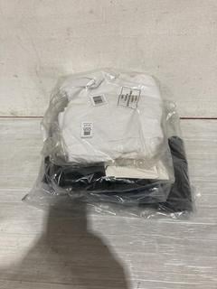 Lot 1205  
            Birmingham SR107 - Parcel Delivery Only 

                
4X ITEMS TO INCLUDE JOHN LEWIS & PARTNERS REGULAR FIT TROUSERS (SIZE 14 YRS)