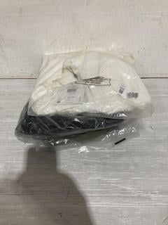 Lot 1207  
            Birmingham SR107 - Parcel Delivery Only 

                
3X ITEMS TO INCLUDE SELECTED / FEMME WHITE SHIRT