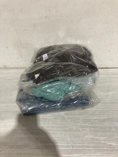 Lot 1208  
            Birmingham SR107 - Parcel Delivery Only 

                
3X ITEMS TO INCLUDE JOHN LEWIS & PARTNERS STRAIGHT BLUE DENIM JEANS (SIZE 12)