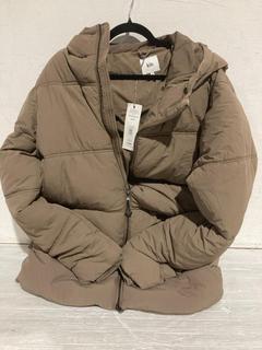 Lot 1209  
            Birmingham SR107 - Parcel Delivery Only 

                
KIN PUFFER COAT (SIZE M)