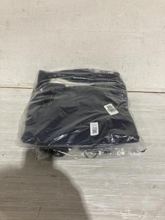 Lot 1210  
            Birmingham SR107 - Parcel Delivery Only 

                
2X ITEMS TO INCLUDE JOHN LEWIS & PARTNERS ESSENTIAL CHINOS (SIZE 38 REGULAR)