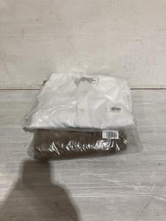 Lot 1215  
            Birmingham SR107 - Parcel Delivery Only 

                
2X ITEMS TO INCLUDE JOHN LEWIS & PARTNERS SLIM FIT WHITE BUTTONED SHIRT
