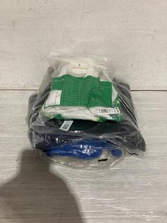 Lot 1216  
            Birmingham SR107 - Parcel Delivery Only 

                
4X ITEMS TO INLCUDE RAPHA MENS ZIP HOODIE (SIZE M)