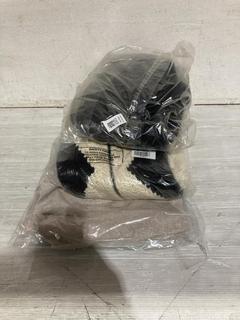 Lot 1217  
            Birmingham SR107 - Parcel Delivery Only 

                
4 X JOHN LEWIS & PARTNERS ITEMS TO INCLUDE CASHCORE WOOL JUMPER BLACK SIZE 14