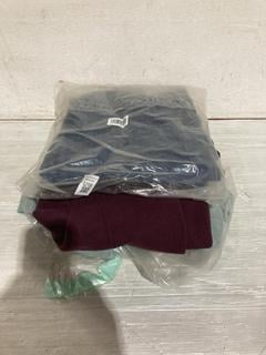 Lot 1218  
            Birmingham SR107 - Parcel Delivery Only 

                
3 X JOHN LEWIS & PARTNERS ITEMS TO INCLUDE ANYDAY HOLBORN WIDE JEANS