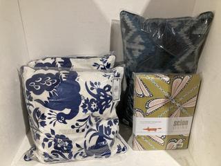 Lot 1240  
            Birmingham SR107 - Parcel Delivery Only 

                
4 X JOHN LEWIS & PARTNERS ITEMS TO INCLUDE SCION LIVING KING DUVET COVER SET