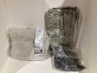 Lot 1242  
            Birmingham SR107 - Parcel Delivery Only 

                
3 X JOHN LEWIS & PARTNERS ITEMS TO INCLUDE ANYDAY OXFORD BORDER 2 COTTON PILLOW C...