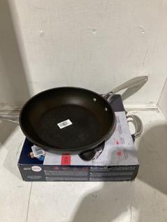 Lot 1258  
            Birmingham SR107 - Parcel Delivery Only 

                
2 X KITCHEN UTENSILS TO INCLUDE EAZIGLIDE FRYING PAN