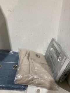 Lot 1267  
            Birmingham SR107 - Parcel Delivery Only 

                
3 X HOME DECORATIONS TO INCLUDE JOHN LEWIS PENCIL PLEAT CURTAINS LIME GREEN