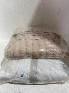 Lot 326  
            Birmingham SR107 - Parcel Delivery Only 
                
2 X BATHROOM ACCESSORIES TO INCLUDE EGYPTIAN COTTON ROBE SIZE L/XL