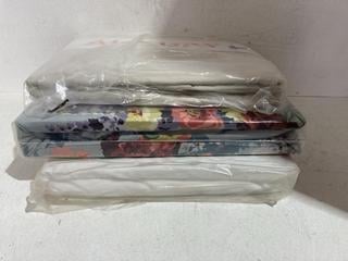 Lot 328  
            Birmingham SR107 - Parcel Delivery Only 
                
3 X ASSORTED BEDDING ITEMS TO INCLUDE JOHN LEWIS & PARTNERS EGYPTIAN COTTON DEEP ...