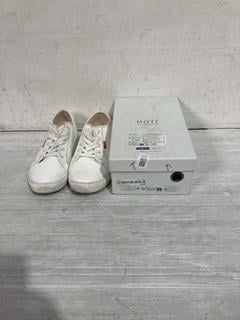 Lot 469  
            Birmingham SR107 - Parcel Delivery Only 
                
2X ITEMS TO INCLUDE LEVIS TRAINER (SIZE 7)