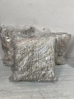 Lot 474  
            Birmingham SR107 - Parcel Delivery Only 
                
3 X FAUX FUR WINTER THROW PILLOW