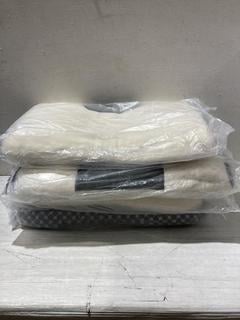 Lot 561  
            Birmingham SR107 - Parcel Delivery Only 

                
4 X ITEMS TO INCLUDE MEMORY FOAM PILLOWS
