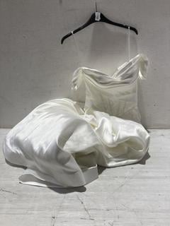 Lot 583  
            Birmingham SR107 - Parcel Delivery Only 

                
HEARBOBO WHITE WEDDING DRESS SIZE XS