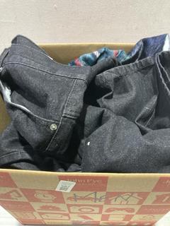 Lot 587  
            Birmingham SR107 - Parcel Delivery Only 

                
BOX OF MEN'S CLOTHS TO INCLUDE BLACK JEANS W-48 L-27