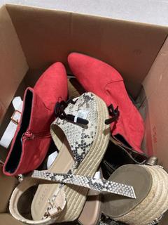 Lot 588  
            Birmingham SR107 - Parcel Delivery Only 

                
BOX OF 5 X LADIES SHOES