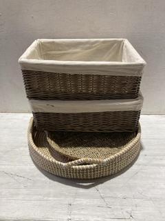 Lot 589  
            Birmingham SR107 - Parcel Delivery Only 

                
3 X ITEMS TO INCLUDE COTSWOLDS BASKETS