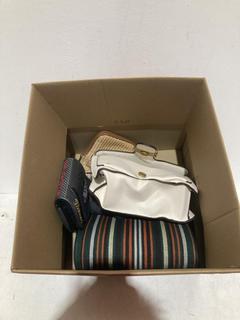 Lot 602  
            Birmingham SR107 - Parcel Delivery Only 

                
BOX OF 5 X PURSES