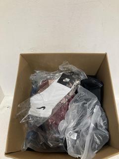 Lot 607  
            Birmingham SR107 - Parcel Delivery Only 

                
BOX OF MEN'S CLOTHING TO INCLUDE EVER PRESS BLACK TROUSERS SIZE 34X29