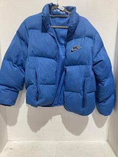 Lot 609  
            Birmingham SR107 - Parcel Delivery Only 

                
NIKE BLUE BOMBER JACKET UK SIZE M