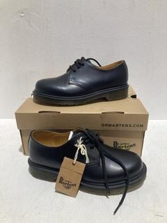 Lot 612  
            Birmingham SR107 - Parcel Delivery Only 

                
DR AIRWAIR MARTENS BOOTS SIZE UK 4