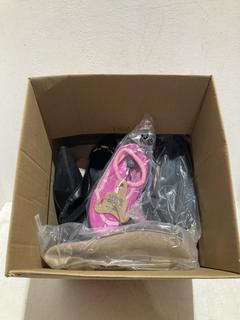 Lot 613  
            Birmingham SR107 - Parcel Delivery Only 

                
BOX OF ITEMS TO INCLUDE URBAN BEACH, BEACH SHOES