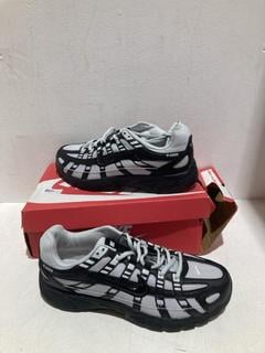 Lot 621  
            Birmingham SR107 - Parcel Delivery Only 

                
NIKE P-6000 TRAINERS SIZE UK 9