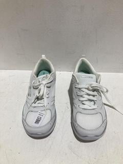 Lot 626  
            Birmingham SR107 - Parcel Delivery Only 

                
SKECHERS WOMENS SUMMITS SUITED SIZE UK 5