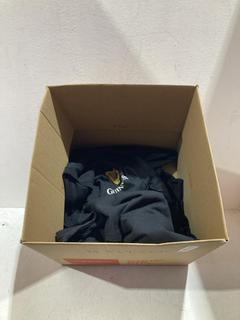 Lot 632  
            Birmingham SR107 - Parcel Delivery Only 

                
BOX OF ITEMS TO INCLUDE GUINNESS T SHIRT