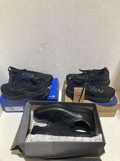 Lot 652  
            Birmingham SR107 - Parcel Delivery Only 

                
3X SHOES TO INCLUDE ASICS GEL-KAYANO 31 (SIZE 4.5)