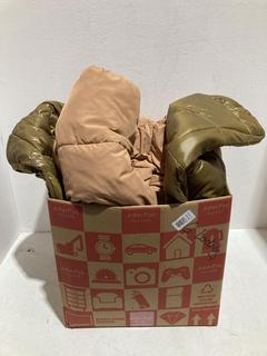 Lot 662  
            Birmingham SR107 - Parcel Delivery Only 

                
BOX OF CLOTHING TO INCLUDE ZARA PUFFER COAT (SIZE 11-12 CM)