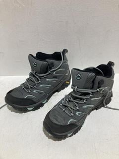 Lot 667  
            Birmingham SR107 - Parcel Delivery Only 

                
MERRELL VIBRAM MENS TRAINERS SIZE UK 7.5