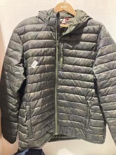 Lot 670  
            Birmingham SR107 - Parcel Delivery Only 

                
3 X ITEMS TO INCLUDE MOUNTAIN WAREHOUSE EXTREME ARMY GREEN PUFFER COAT SIZE UK XL