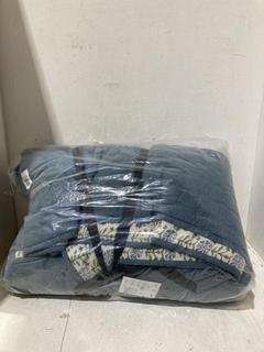 Lot 712  
            Birmingham SR107 - Parcel Delivery Only 

                
2 X HOME DECORATIONS TO INCLUDE JOHN LEWIS & PARTNERS EYELET CURTAINS IN FOREST G...