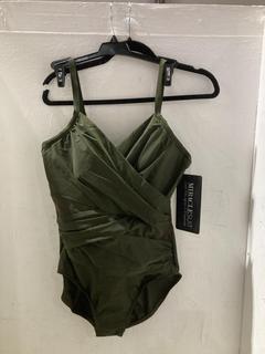 Lot 825  
            Birmingham SR107 - Parcel Delivery Only 

                
MIRACLESUIT MYSTIQUE IN NORI SIZE 16
