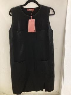 Lot 827  
            Birmingham SR107 - Parcel Delivery Only 

                
MAXMARA PARATA KNITTED DRESS IN BLACK SIZE L ORIGINAL RRP £425