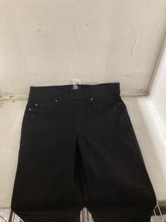 Lot 828  
            Birmingham SR107 - Parcel Delivery Only 

                
SPANX FLARE JEANS IN BLACK SIZE L ORIGINAL RRP £130