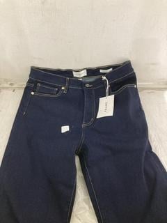 Lot 829  
            Birmingham SR107 - Parcel Delivery Only 

                
FRAME LE HIGH STRAIGHT LONG JEANS IN DARK BLUE SIZE 31 INCHES ORIGINAL RRP £260