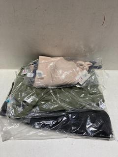 Lot 846  
            Birmingham SR107 - Parcel Delivery Only 

                
3 X CLOTHING ITEMS TO INCLUDE DOUBLE CLOTH PLAYSUIT IN GREEN SIZE L