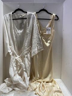 Lot 848  
            Birmingham SR107 - Parcel Delivery Only 

                
3 X CLOTHING ITEMS TO INCLUDE JOHN LEWIS & PARTNERS BYRON MAXI ROBE IN WHITE